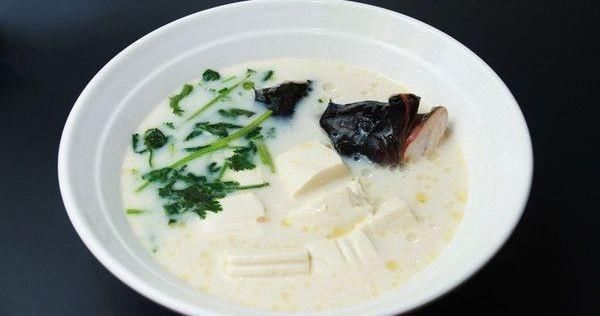炖鱼|炖鱼头豆腐汤时,别着急下锅炖,记得加上它,汤鲜肉嫩还不腥