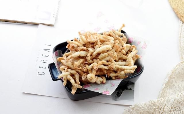 菌菇|初秋，这个菜可以排上日程上餐桌了，又香又酥脆，会管不住嘴的