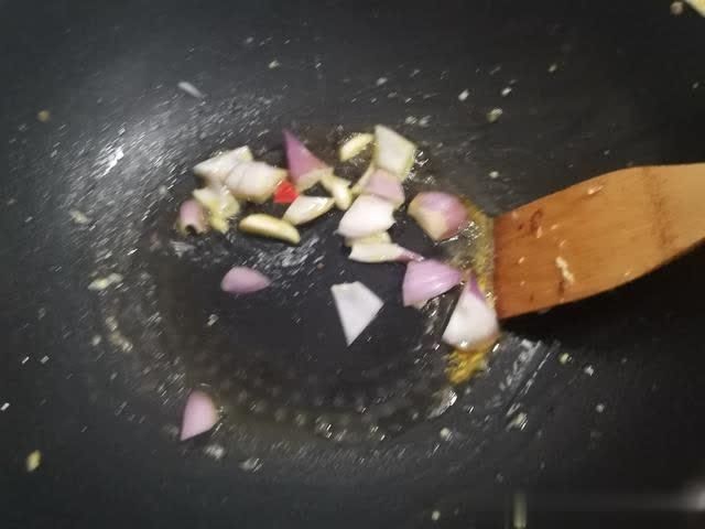 好吃|今日秋分，这道素菜做给家人吃，一煎一炒，没肉也鲜美，好吃下饭