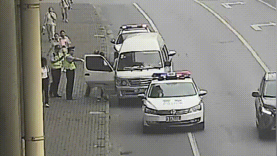 面包车|6人座小面包车居然挤进了19人!