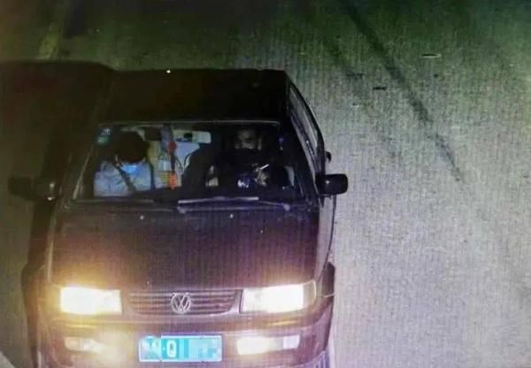 论斤|两贼行窃专挖洞，赃物换钱论斤卖，拘他！