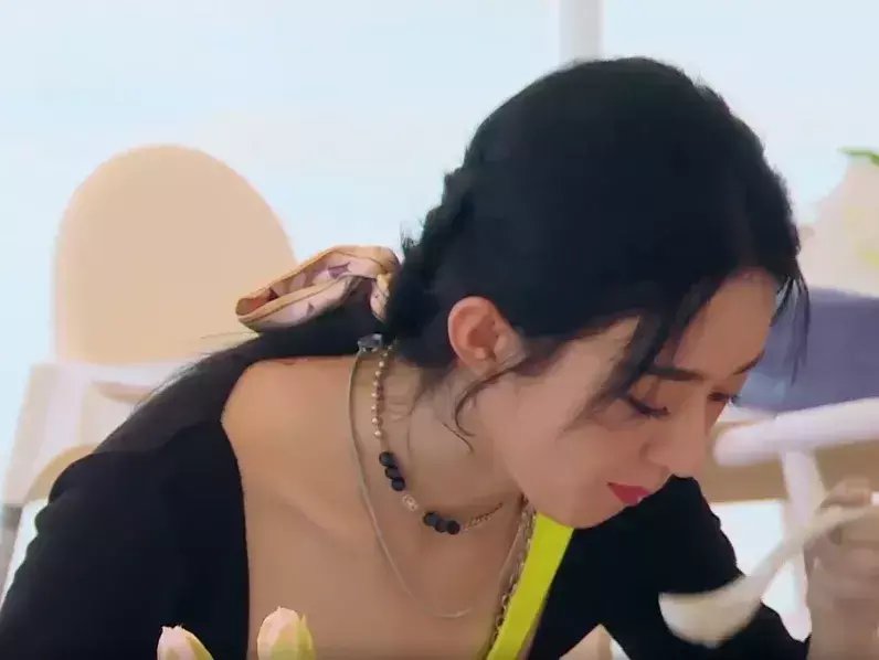  糟糕|赵丽颖《中餐厅》把刨冰吐回碗里，边数钱边吃饭，生活习惯太糟糕