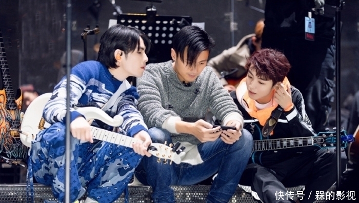 团宠|表演系不怕表演,王俊凯示范壁咚,成新乐队团宠