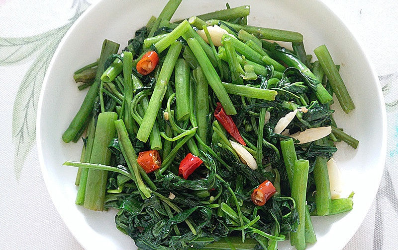  蔬菜|蔬菜界的“绿色精灵”，营养价值比番茄高，常吃洁齿口臭没了