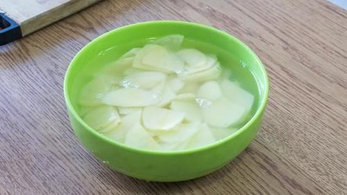 晚饭|晚饭3菜1汤，依然是家常的食材简单的做法，一家人吃得特别满足