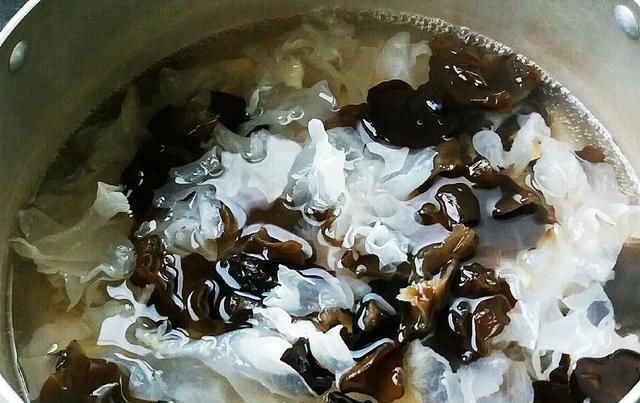 诀窍|炒木耳要好吃的诀窍,加点莲藕进去,美味愈加劲道,营养更是全面