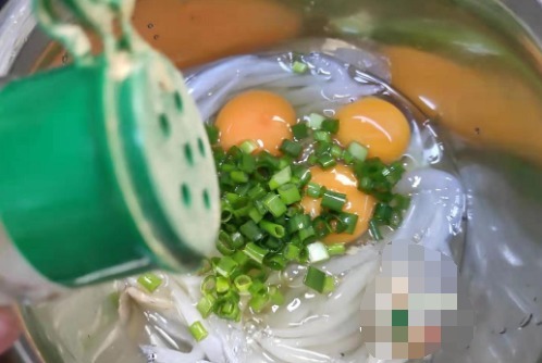 鸡蛋|鸡蛋和它是绝配,煎一煎就好,多给孩子吃