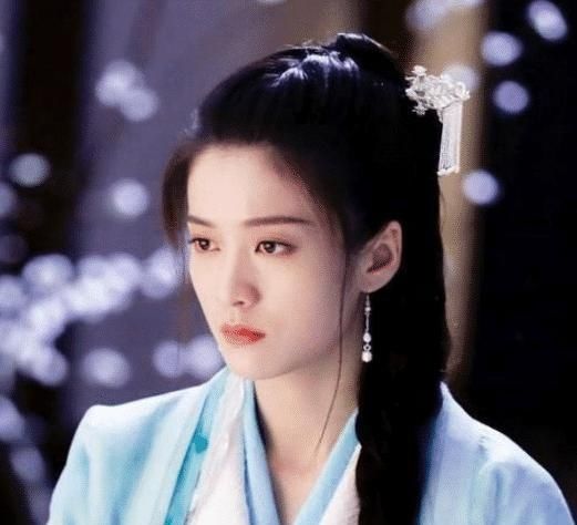  籍籍无名|她意外把妹妹带进演艺圈，如今妹妹大红大紫，自己却是“小透明”