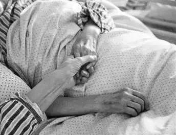 奶奶|98岁爷爷抽血,100岁奶奶帮捂眼睛,如何能拥有白头偕老的爱情?