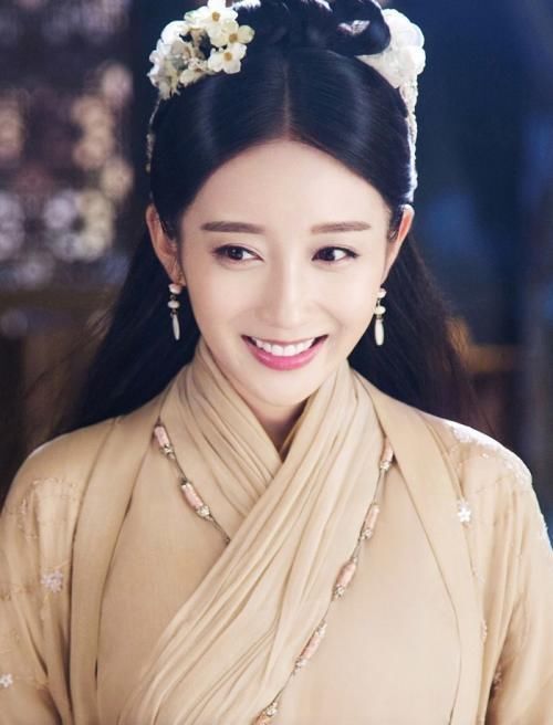 长相|她曾是电视台女主播，因长相太美被导演相中，如今发展得越来越红！