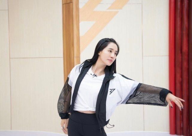  不至于|都说她人挺好，如果不是人气差了点，她不至于这么早被淘汰