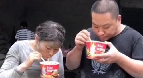 设有|卖惨成网红的“水泥妹”，现实住别墅潇洒自如，好的人设有多重要