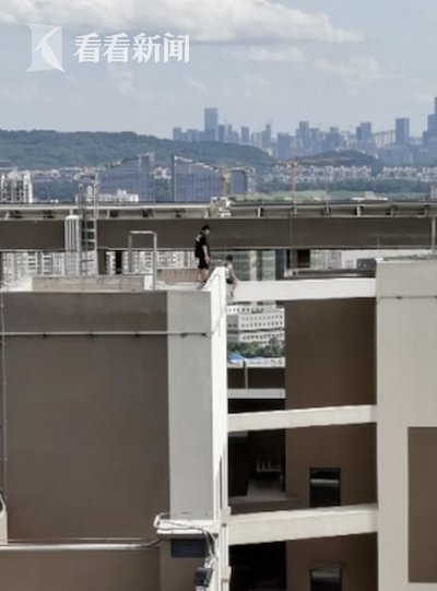  男孩|看着都腿软！两男孩百米天台玩耍 跨坐41楼横梁
