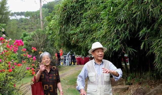 老伴儿|“爸，你老糊涂了，财产给二婚老伴儿不给我们？”老人：我很清醒