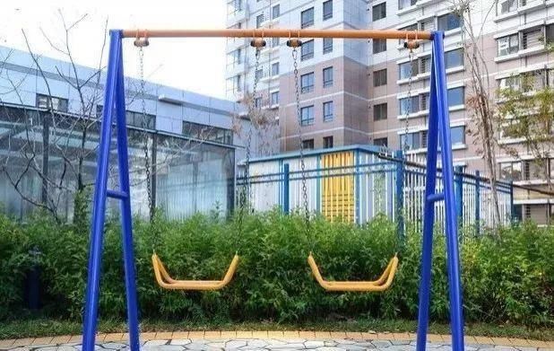  健身器材|危险！信阳一男童手被卡，潢川很多孩子都这样做过！