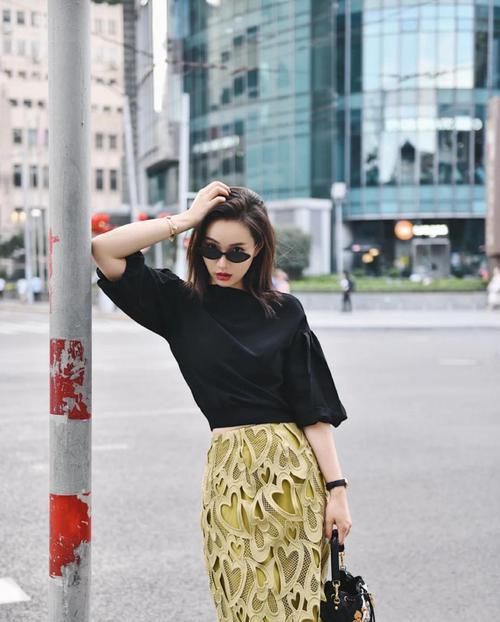  衬衫|教你用A字裙过完这个春天，搭配衬衫、T恤都特别好看，谁穿谁美