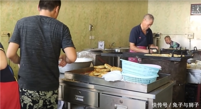 管饱|父子街头卖“地道”小吃,8元一个分量足,食客:吃一个就管饱!