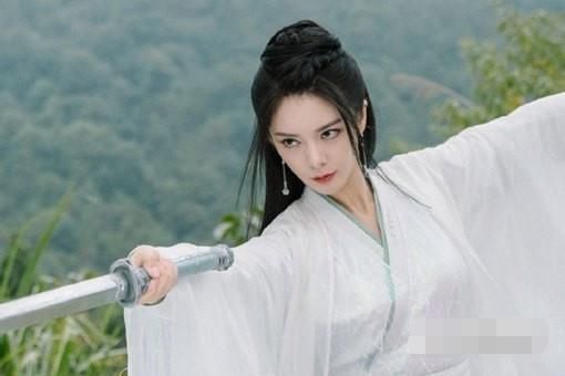  御冥夜|《且听凤鸣》左青鸾喜欢君临渊吗？左青鸾感情线是什么？