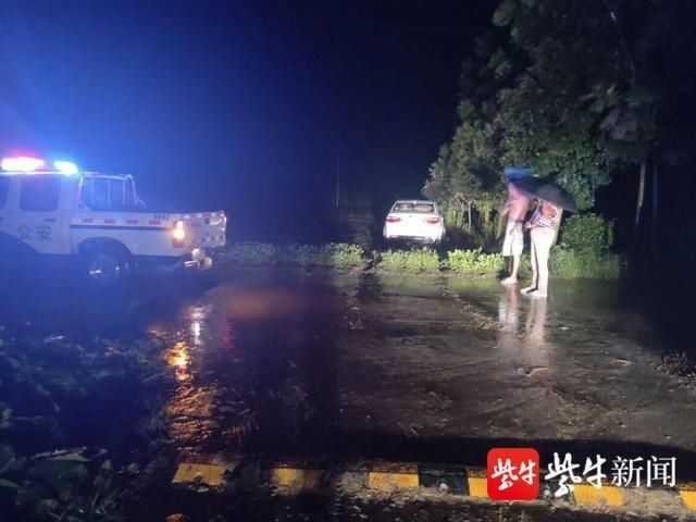  开进|雨天醉驾遇警车 慌不择路开进田