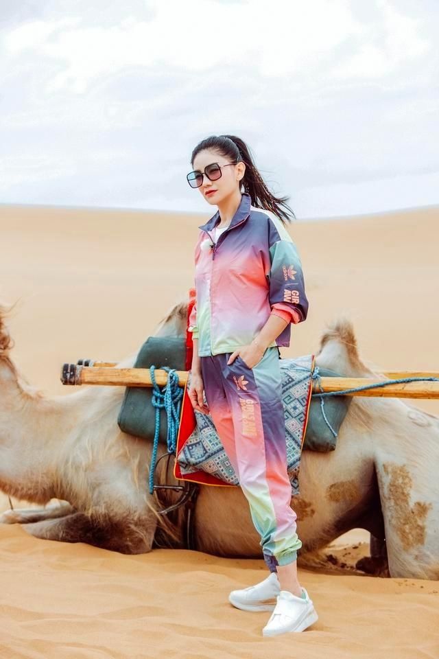  吉娜|妻子团沙漠上骑骆驼，蔡少芬风姿绰约，吉娜穿碎花裙少女感满满