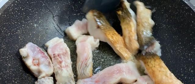 懒人|入秋后要多吃鱼,教你懒人做法,用料简单味道足,出锅连汁都不剩