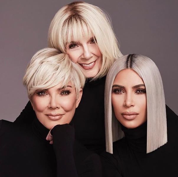  风衣|卡戴珊86岁奶奶太优雅！穿奶白色风衣笑靥如花，与64岁女儿似姐妹