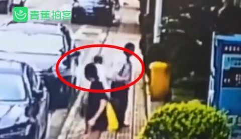  保安|可怕！大爷被狗撕咬保安两次上前施救