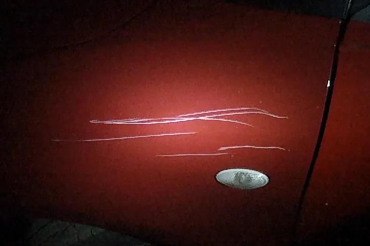 两辆车|宝马“骑”上路牙石车伤了,女司机一怒之下把旁边两辆车全划了