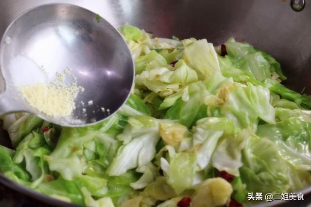 做出来的手撕包菜|做手撕包菜，可不是光炒包菜那么简单，教您一招，包菜脆嫩爽口