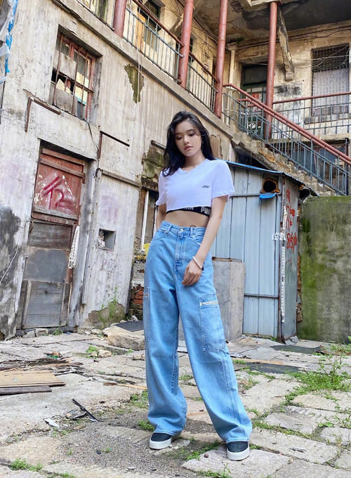  看起来非常|林允气质真好，扛住老气碎花露脐装，配牛仔裤凹出1米2大长腿