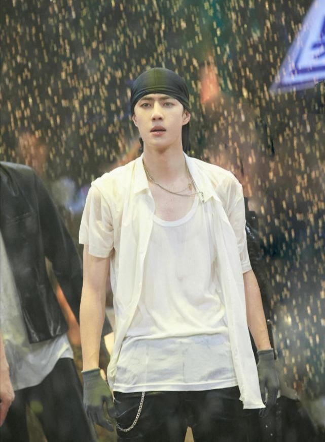  卖力|莲龙出海张艺兴，雨中飞跃王一博，爆衣卖力水舞台，引爆热点！