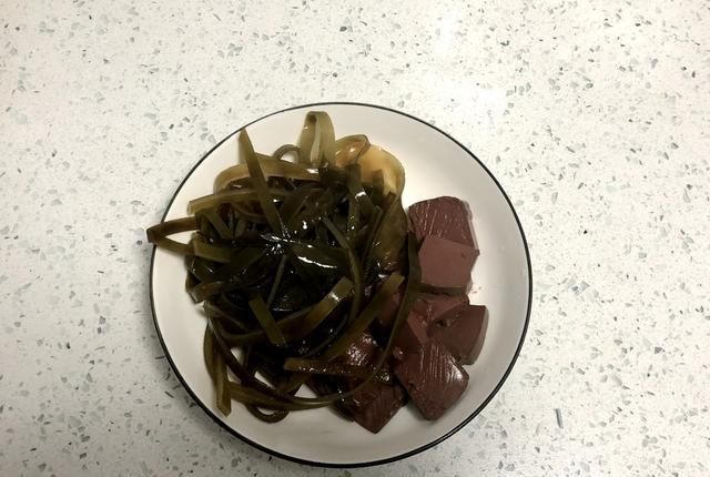 太贵|麻辣烫太贵吃不起，教你正确做法，10元做1锅，夫妻俩人吃到撑