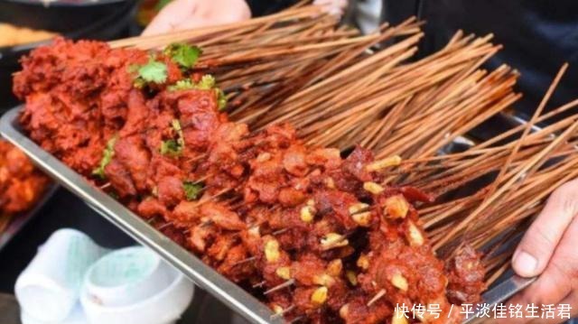 串串|花200元买500根羊肉串,小伙辛苦取下肉,称重之后真是坑!