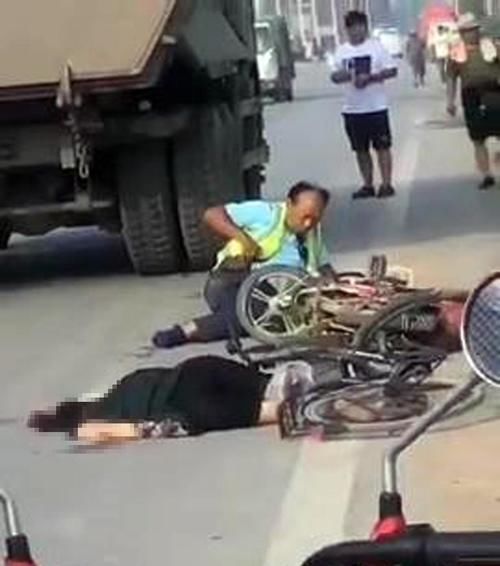  路人|保新路喇喇地渣土车肇事，两骑车路人被撞一死一伤