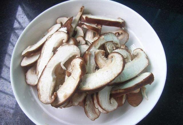  小孩|香菇炒鸡肉之前，多加一步，炒好的鸡肉更入味，大人小孩都爱吃
