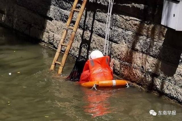 危急|危急!泉州市区:一女子在水中漂浮!只露出一个头……