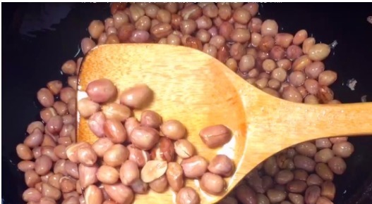 发黑|炒花生米时,千万不要直接下锅,多做一步,花生米酥脆不发黑