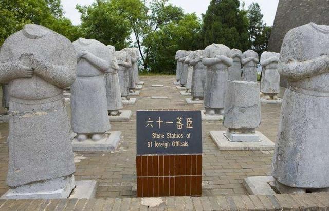 至今|武则天墓前有61个无头石人,至今无人能懂,最终被两位老农破解