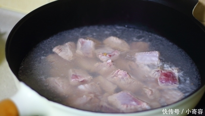 汤汁|土豆炖排骨,这样做,半小时轻轻松松出锅,好吃得连汤汁都不剩