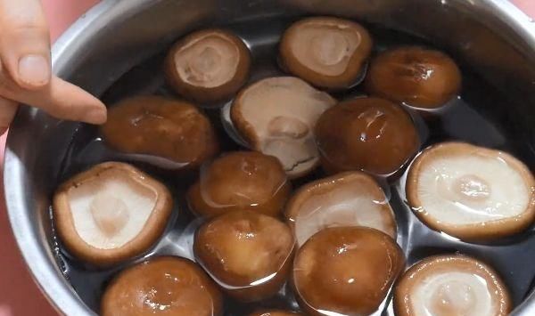  清水|香菇别只用清水洗，洗不干净的，加点“它”，让脏东西自己跑出来