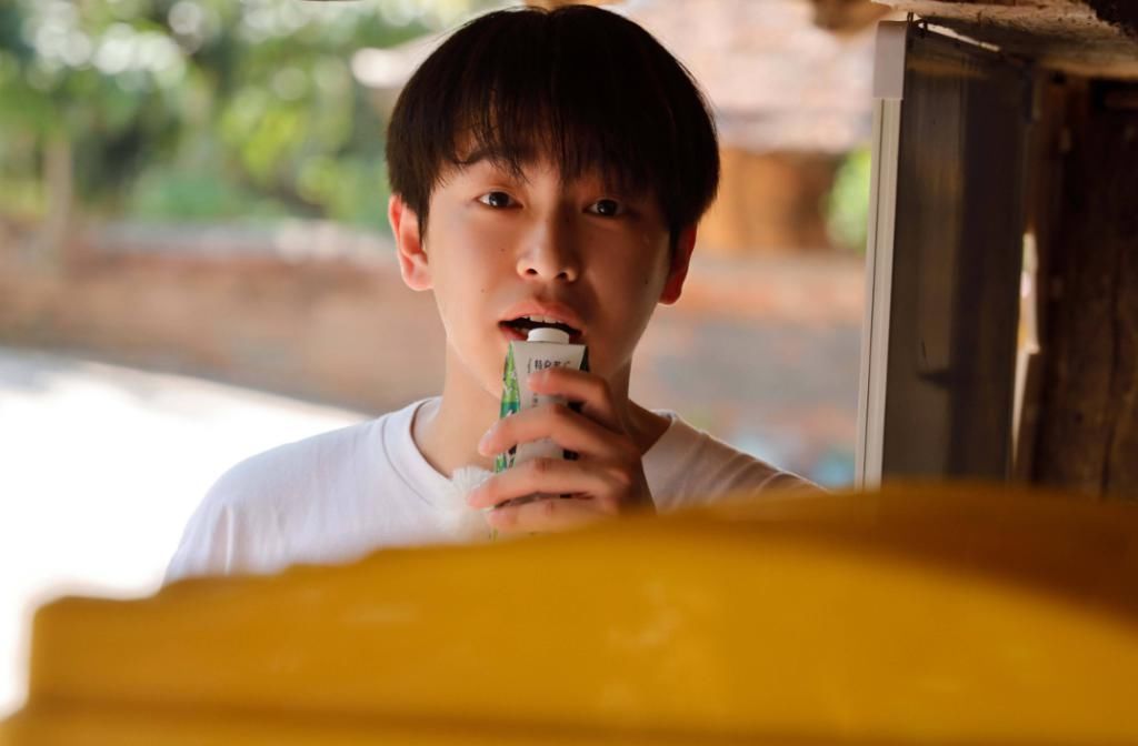  下季|彭昱畅问张子枫，下季《向往的生活》你希望谁来？妹妹回答好真实