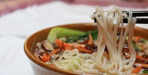 劲道|煮面条时等开再下锅?难怪面条不好吃,这么做,面条劲道又美味!