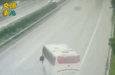  有种|一组动图警示你：有种事故叫做雨天莫“赶路” 侧滑甩尾要人命