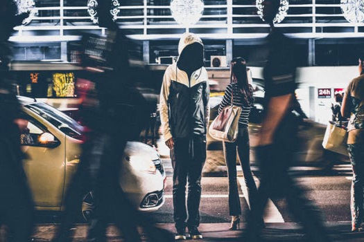 行人|行人有哪些行为，将由公安机关交通管理部门按照相关法律处理？