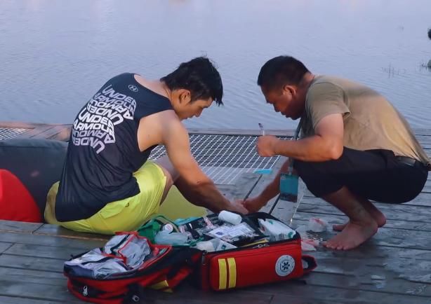 观望|王一博人设翻车?韩东君被尾鳍划伤脚踝,他不为所动观望被骂