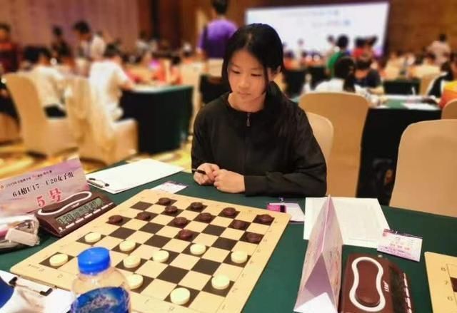  迷人|一个女孩名叫婉君，国际跳棋蝉联冠军，逆风飞扬的折翼天使更迷人