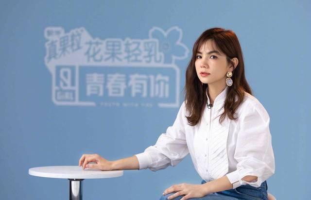  精致|Ella小秀厨艺，穿简约白T不似节目中精致，3岁劲宝西瓜头出镜超萌