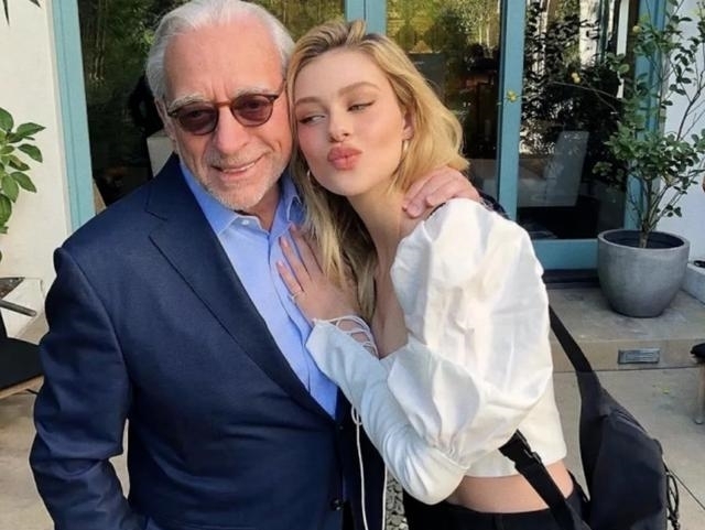 打扮|小贝大儿子与未婚妻逛街,小七打扮很成熟,手牵准嫂子关系融洽