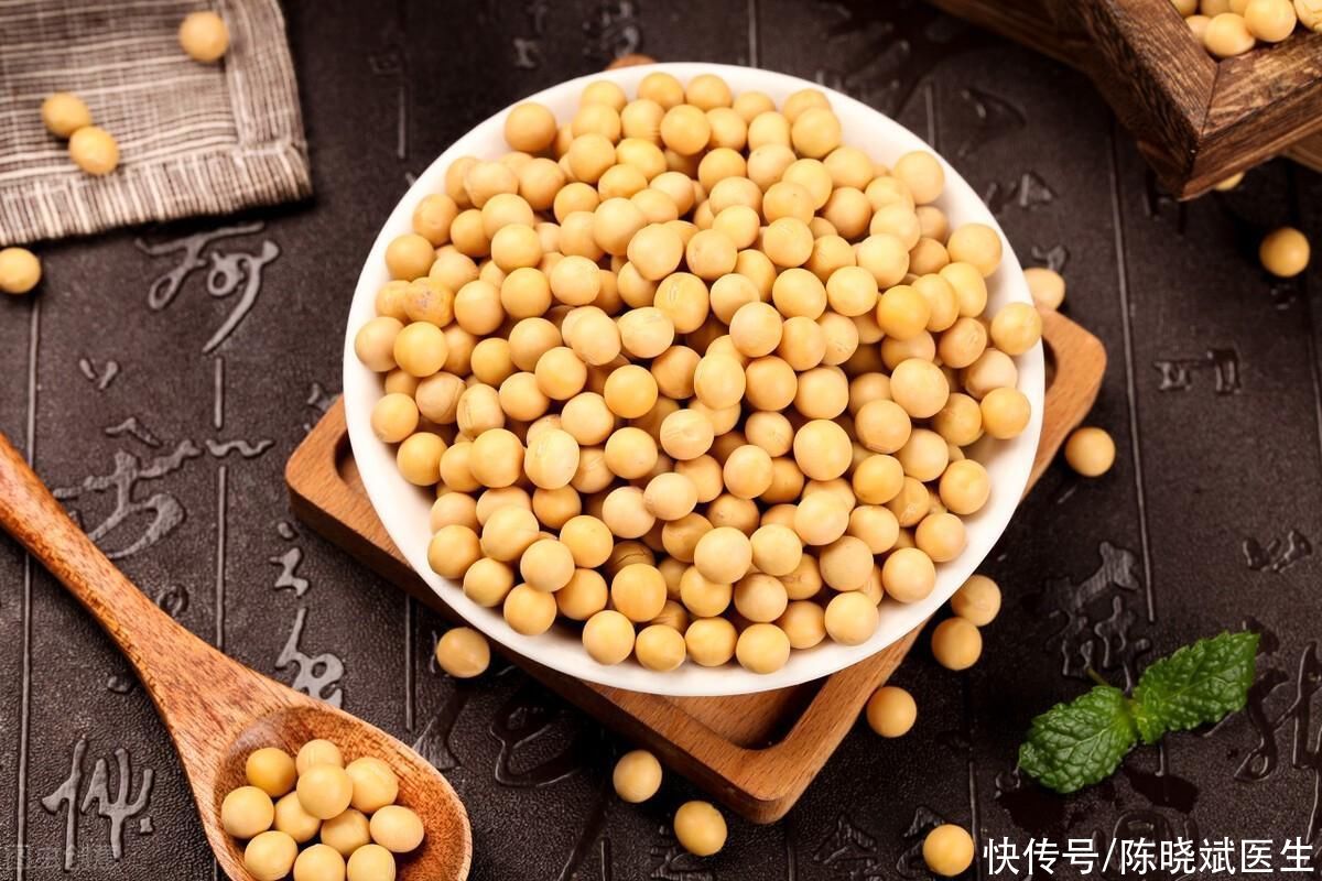 睡觉前千万别吃这5种食物(睡前最好别碰这5类食物，否则越吃越“提神”，好多人都中招了)