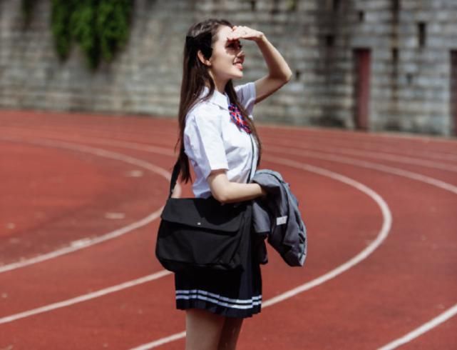  青春|《妻子3》穿学生制服，胡可青春洋溢，我却注意到蔡少芬和吉娜